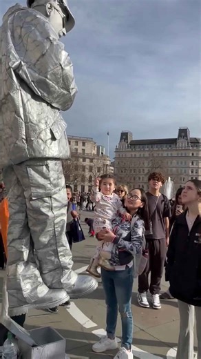 Always focused on the positive reactions. #livingstatue #floating #art