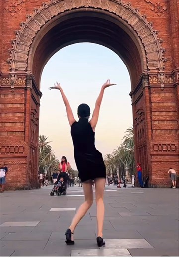 Street show 💃🏻 #music #beauty #fyp #enjoy #dress | dress