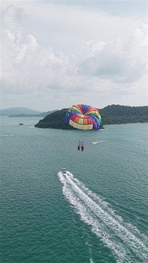 Parasailing on boat!😘 #langkawi #pantaicenang #fyp #WatersportLangkawi