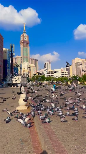 Afzaal Malik on Instagram: "Moula ya sally wasallim da iman Abada 😭🤲🥀✨ . . . . #explore #makkah #makkahalmukarramah #masjidilharam #fyp trending viral reels account instagood The Makkah Clock Tower, also known as Abraj Al Bait, is one of the most iconic landmarks in the world, located right next to the Holy Kaaba in Masjid al-Haram, Makkah. This magnificent tower stands as a symbol of Islamic heritage and modern architecture. With its enormous clock face, visible from many kilometers away, it