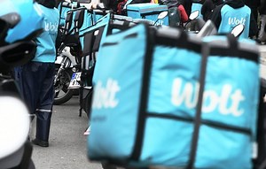 Wolt: Οι ντελιβεράδες καταγγέλλουν τη νέα μείωση των αμοιβών τους ανά παραγγελία