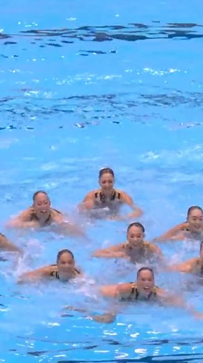 Watch as Team USA artistic swimmers casually moonwalk upside down to a Michael Jackson routine 🌊 For more stories like this, check out today’s Etcetera section. Just tap the #linkinbio. #TeamUSA #Olympics #ArtisticSwimmers #MichaelJackson #1440 | 1440
