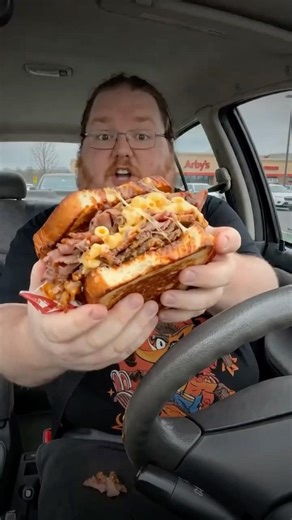 Reddit Mod Tries Arby’s Mac & Cheese Roast Beef Melt 🥩🧀😳