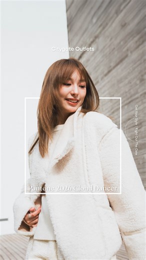Pantone 2026年度代表色終於出爐 - 「Cloud Dancer 雲舞白」☁️以純淨白色點亮日常，今年流行的All-White造型，關鍵在「Clean Fit」穿搭哲學。等小編同你哋分享白色衣櫥靈感提案啦🤍 ✨知性氣場風格嘅女生可選Maje白色粗花呢套裝 – 細緻設計結合同質收腰腰帶，線條俐落、剛柔並濟，更顯氣場 ✨俏皮率性風格嘅女生可選Maje白色羊羔毛騎士外套，配搭白色短褲 – 甜帥混搭，打造輕盈冬日造型 ✨簡約隨性風格嘅女生可選SANDRO白色V領針織連身裙 –法式簡約設計，穿出慵懶溫柔感 一身雲白，不單只提亮膚色，用唔同紋理同質地嘅白色單品，仲可以穿搭出輕盈、優雅嘅高級感。2026，一齊成為漫步城市 #CloudDancer 喇☁️～ Pantone’s 2026 Color of the Year is Cloud Dancer ☁️. All-white, clean-fit styling is making waves! Elevate your style with a powerful statement in Maje’s white tweed su