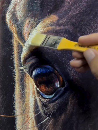 He captures wildlife, powerful horses, rolling oceans, & sweeping landscapes with a raw authenticity that feels alive on the canvas. Often painting en plein air with his canvas set directly in the scene before him, he translates light, movement, & atmosphere in real time, turning nature itself into both subject & studio. Artist @talent.art80 (Instagram) #wildlife #painting #realisticart #landscape