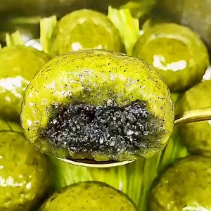 Known as qingtuan or steamed mugwort cake, these green dumplings are made from glutinous rice mixed with Chinese mugwort leaves and are usually also filled with sesame. It's a dish for the tomb-sweeping tradition -- the day of homage to ancestors. Edible when they are young and fresh, mugwort leaves are burned to repel mosquitos, used to treat minor swelling and are even said to ward off evil. #Delicacy #Spring #FunChina | China Plus Culture