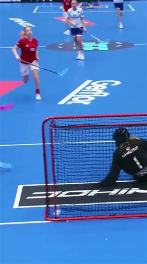 "Straight into the top corner"— a perfectly composed Slovakian masterpiece! 🎯😮‍💨 #floorball #wfc2025