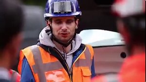 Montage mit Helikopter: Unser 150 EC-B Flat-Top-Kran arbeitet derzeit am Mont-Blanc. Der Kran mit einem 45 Meter langen Ausleger und einer Hakenhöhe von 42 Meter unterstützt bis voraussichtlich Juni 2023 beim Bau der neuen Seilbahnstation sowie bei der Errichtung des neuen internationalen Gletscher- und Klimainterpretationszentrums. Dank einer passenden Kranauswahl, guter Vorbereitung und eines eingespielten Teams funktionierte die Montage am Mont-Blanc reibungslos. „Die Montage war eine wahre T