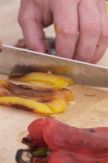 Poivrons grillés au charbon de bois, pelés à la perfection