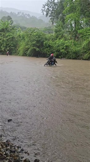 La lluvia tiene esa doble naturaleza: nos da vida, refresca la tierra y hace crecer todo lo bueno, pero al mismo tiempo nos pone a prueba, complica el camino, hace crecer la corriente de los rios y nos exige un esfuerzo extra para llegar a las aulas de clase, Ese viaje bajo la lluvia se convierte en parte de la misma lección. ##DiosEsBueno #profesor #educacion #GraciasPorSuApoyo