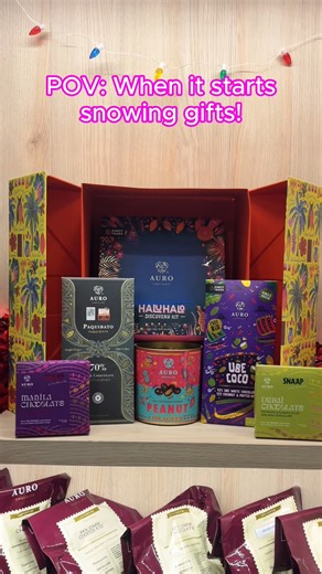 🎄 Still wrapping up your holiday shopping? Get our Auro Chocolate Merry Mix Box for your last minute shopping needs! The perfect gift for the season of giving. 🎄❤️ Each comes with our best-selling and award-winning chocolates, ready for gifting: ✨ Halu-Halo Kit ✨ 70% Paquibato 60g ✨ Ube Coco 60g ✨ Milk Chocolate Covered Peanut Dragees ✨ Auro x SNA’AP Manila Chocolate ✨ Auro x SNA’AP Dubai Chocolate What are you waiting for? Shop now at our cafés while supplies last! 🎁 | Auro Chocolate