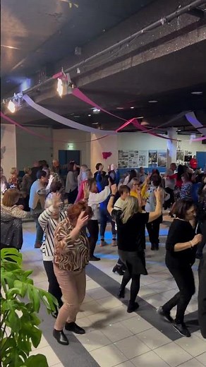 A la soirée dansante des seniors, une musique qui bouge, une danse, et tout le monde est debout ☺️☺️