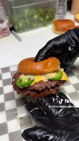 🌶️ or 🏠 sauce? Which are you getting today? #7thstreetburger #smashburger #smashburgers #burgertok #nycfood #nycfoodie #nyceats