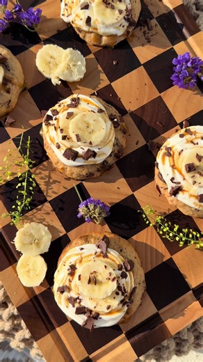 Bananenbrot-Cookies mit Vanille-Quarkcreme Weiche, saftige Cookies mit viel Bananengeschmack – getoppt mit einer luftigen Vanille-Quarkcreme und Karamell. ⸻ Zutaten (Cookies) \t•\t1 reife Banane (zerdrückt) \t•\t80 g weiche Butter \t•\t80 g brauner Zucker \t•\t1 Eigelb \t•\t1 TL Vanilleextrakt \t•\t130 g Weizenmehl \t•\t½ TL Natron \t•\t½ TL Zimt \t•\t1 Prise Salz \t•\toptional: gehackte Schokolade ⸻ Zubereitung \t1.\tBackofen auf 180°C Ober-/Unterhitze vorheizen und ein Backblech mit Backpapier