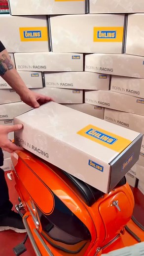 ‼️ Ohlins are world-famous in motorcycling, and now we can finally bring their suspension expertise to the scooter scene. Rimini Lambretta Centre are the exclusive European distributors of this high-end rear shock for Lambretta. Feel the difference with the new Ohlins Lambretta rear shock for Lambretta LI, SX, TV, DL, GP and also Vega • Bushes mounted with rubber • Compression adjuster with 18 clicks • Rebound adjuster with 14 clicks • preload adjuster range 5 - 20 mm • length 305.5mm • suspensi