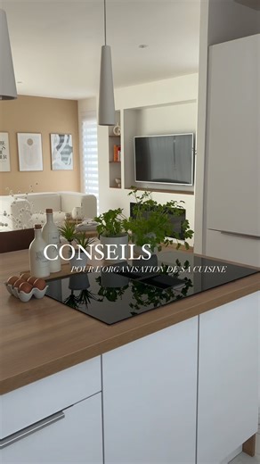 ~ Conseils cuisine ~ . La plaque à induction avec hotte intégrée je la trouve parfaite et hyper efficace soit dit en passant . Je voulais du vrai bois mais trop cher et il nous l’a été déconseillé car il faut l’entretenir et surtout de tache très vite Donc c’est du bois stratifié . Je voulais du blanc mate plus joli en terme de finitions que le laqué et j’aime moins cette effet brillant & plus facile en terme d’entretien. . L’îlot central important de pouvoir manger à 2 minimum et qu’ils soit sp