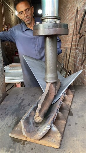 Bending of Potato Planter Wing With Hydraulic Press Machine #potatoplanter #hydraulicpress