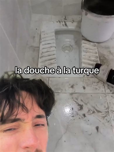 l'avantage de la douche à la turque c'est que tu peux faire les trois en même temps ! #astuce #renovation #btp #travaux #bricolage