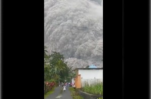 Le Mont Semeru est entré en éruption dans un impressionnant panache de cendres volcaniques