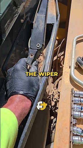 Wiper Blade Not Attached - #mechanic #heavyequipment #wiper ‪@slowaf_12v‬