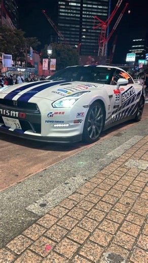 Navigating the world's most famous intersection 🚘🇯🇵🚦#youtube #tokyo #japan #shibuya #shorts #travel