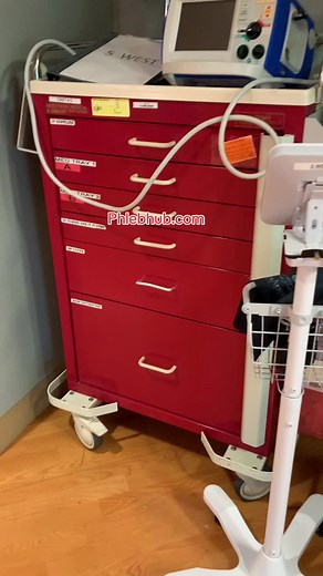 How we respond to codes! #hospital #emergency #codeblue #cantbreathe #crashcart #healthcareheroes #phlebotomistlife #nurses #doctors #ivfluids #medications #ivpole #lifesaver #lifesavingtips #facts #tiktoklearn #tradeschool #medicalassistant #healthcaretraining #phlebotomystudent