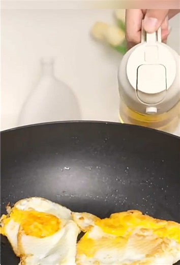The kitchen helper is here! This two-in-one oil sprayer, made of food-grade glass, doesn't retain oil and is clean, making cooking simple and joyful!#kitchen #goodthing #oilsprayer #spray