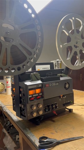 ELMO GS 1200 XENON: all problems solved. This Saturday morning, Álex and me met up at the “film bunker” to chat about Super 8 and make progress on our restorations of several projectors. The Elmo GS1200 xenon projector is now fully operational. Under the guidance of the master craftsman José Manuel, two capacitors were replaced. One problem, a squeaking noise in forward motion, was pinpointed by Alex, who has the ear of a Tibetan cat: the gear assembly I'm pointing to in the video. We cleaned of