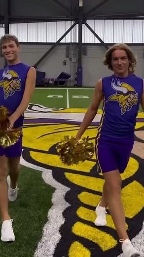 Before the Minnesota Vikings made headlines for adding two men to their cheer squad, the Denver Broncos had already made history — with a twist. On November 11, 1979, the NFL’s first male cheerleader took the field at Mile High Stadium when comedian Robin Williams, in character as Mork from Mork & Mindy, donned a sequined mini skirt, scarf, gloves, and white boots to perform with the squad as part of a promotional stunt for the Colorado-based sitcom. #DenverBroncos #NFLHistory #RobinWilliams #Mo