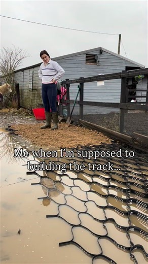 Uh oh. Hands are on the hips and she’s thinking… 😁😅 Honestly I swear the decision making and commitment in the moment needs thought - a lot of it clearly 🤣 With some pacing steps in between of course 💁🏻‍♀️ I find I always have a great plan in my head with a certain amount of “let’s wing it and see” vibes. I know what it is I want to build on the track, I just sometimes find myself unsure on the how. This pond project has been successful, not finished of course, but it’s so much better than 