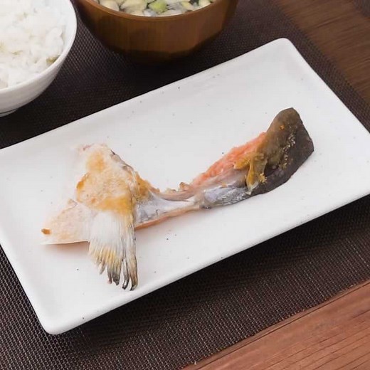フライパンで作る！ 鮭カマの塩焼きのレシピ動画・作り方 | デリッシュキッチン