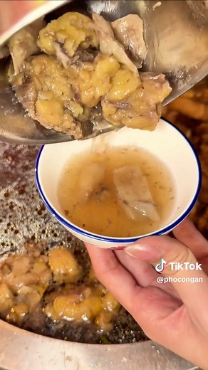 Đặc sản Cần Thơ: Mỡ nổi ăn kèm bún