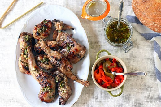 Receta de conejo asado en la barbacoa, disfrutando de las brasas con la carne más saludable