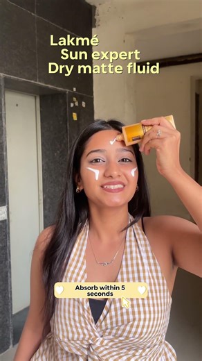 I can’t step outside without this ​‪@ILoveLakme‬ #lakmēsunexpert #ad #suntan #glowsunscreen