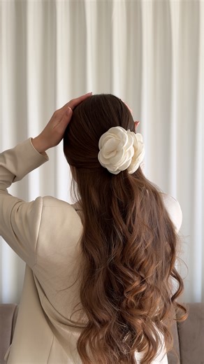Mangler du en let og flot håropsætning til konfirmation, sommer og endda studenterfest om lidt? 😍💃👩‍🎓 Så se med her 👆 Med en flot og dekorativ hårklemme, kan frisuren nemt og hurtigt få et flot look! Nu sparer du op til 25% på disse 2 flotte hårklemmer og meget fra DARK* 🤍 Men skynd dig, for der blever solgt ud hurtigt! ⌛ *Gælder til 03.06 2025 #rosehairclaw #hårklemme #konfirmation #konfirmation2025 #hårstyling #konfirmationslook #cocopandadk | Cocopanda