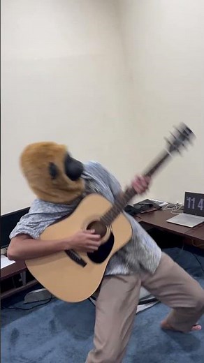 the monkey rocker with gitar