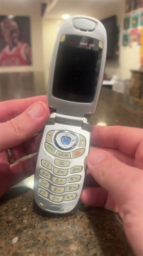 Vintage LG VX5200 clamshell flip phone from Verizon. #shorts #vintagecellphone #flipphone