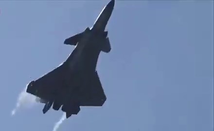 中国は、上海沖の空域において、民間航空機の飛行を40日間にわたり禁止　海洋安全保障の専門家らは軍事作戦のための確保と航空関係者向けに発出されたNOTAM(航空情報)によると中国は、上海沖の7万3000平方キロメートルに及ぶ空域において、民間航空機の飛行を40日間にわたり禁止しました。この制限措置は、2026年3月27日から5月6日まで実施されます。この制限は韓国や日本に近い航空路にも影響を及ぼしており、民間航空機が利用できるのはごく狭い回廊のみとなっています。この前例のない空域閉鎖は、黄海および東シナ海にまたがる5つの異なる区域を対象としており、その面積は台湾の約2倍に相当します。また、高度制限についてはSFC-UNL(地表から無制限の高度まで)と指定されていますが、中国当局からは公式な説明は一切提供されていません。上海へ向かう便のために幅100キロメートルの航空回廊は開放されていますが、海洋安全保障の専門家らは、その規模の大きさや高度制限が設けられていないという事実から、この空域がミサイル発射実験や航空演習といった軍事作戦のためだけに確保されたものであることを示していると指摘していま