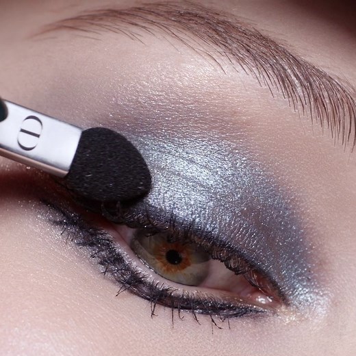 591K views · 1.4K reactions | NOVITA’ - VESTI IL TUO SGUARDO CON DIOR L'iconica palette di ombretti 5 Couleurs si reinventa e diventa 5 Couleurs Couture. Ogni palette è ispirata da un abito Dior. Disposti in un nuovo boîtier, gli ombretti si presentano in nuove armonie colore e finish, con una polvere sottile e cremosa per una sensazione "no makeup". #diorshow | Dior | Facebook