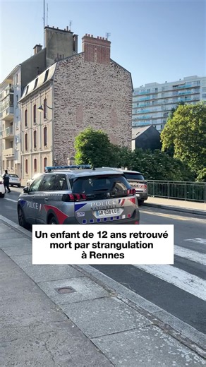 Les secours ont été appelés, dimanche 24 mai 2026 dans le centre-ville de Rennes. Un enfant de 12 ans a été retrouvé mort par strangulation dans une zone arborée au pied d’immeubles, rue Dupont des Loges. De nombreux policiers continuent de fouiller les environs à la recherche d’indices. Enquête, tente blanche, circonstances du drame… Voici ce que l’on sait.