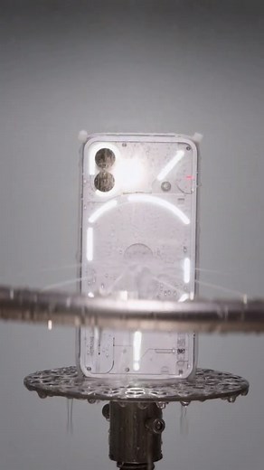 Phone (2) 具有 IP54 防水性能，通过每分钟 0.84 升的喷水 10 分钟进行测试.