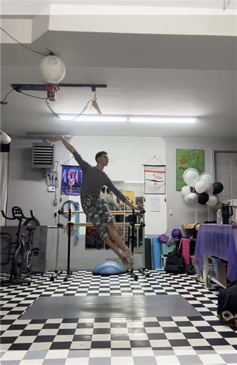 Some blue bird to end the day 🐦🦋. Note to self: work on the port de bra, and stay a consistent hight . . . . . . . . . #dance #balletdancer #ballet #fyp #dancer