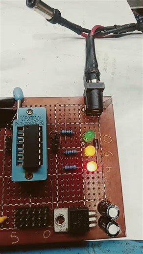 Semáforo (Traffic Light) PIC16F676