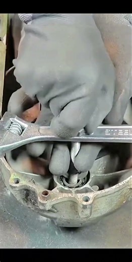 Mastering Repairs: Innovative Tool Setup for Efficient Bearing Removal and Extraction