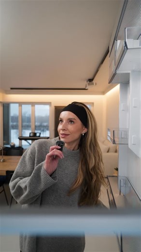 klaudia ragus 🌶️ on Instagram: "Kuchnia - serce domu, a w niej najważniejszy element dla całej rodziny... Lodówka. Nasza musiała być pojemna, wysoka… taka, żebym mogła z niej wyskakiwać 😂 a tak poważnie... wybrałam model HAIER SERIA ID HBW7519DT - idealna do zabudowy - przy tym cicha, posiada piękne oświetlenie oraz innowacyjne strefy dla długotrwałej świeżości. Bardzo polecam! #HaierPolska #współpraca"