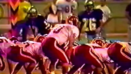 In 1993 Clovis West achieved a 14-0 record running the Delaware Wing-T to utter perfection. Their starting left halfback # 22 McKay Christensen locked in 44 TDs for the year, often running buck sweep. Notice the fakes, the mesh, the 90 degree cut, and the down block angles. 🔥🏈