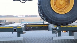 🇬🇧 - Why do you choose a Broshuis semi with wheel wells? Here's why! ✅ 45° angle. ✅ Light and easier to handle fillers and 35% more load-bearing capacity. ✅ Wheel well support can also be used as widening support. Learn all about our wheel wells through the link in our bio. 🇳🇱 - Waarom kies je voor een Broshuis semi met wielkuilen? Hierom! ✅ 45° uitrijhoek. ✅ Lichte en handelbaarder vulstukken met 35% meer draagkracht. ✅ Wielkuil steun kan ook gebruikt worden als verbredingssteun. Lees alles
