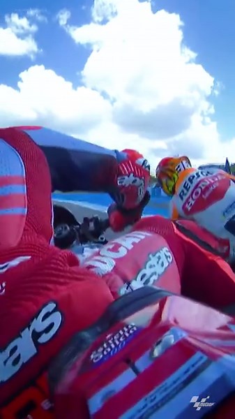 Once again, big time contact at Jorge Lorenzo corner 💥 Marc Márquez had to drop a position after this moment with Joan Mir👀 #SpanishGP 🇪🇸 | MotoGP