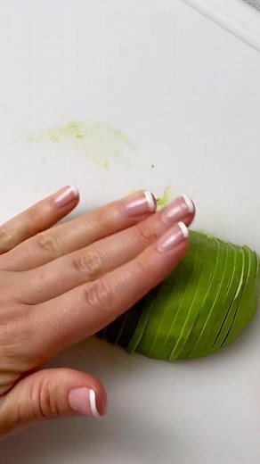 Avocado hack alert! 🚨 Watch how easy it is to cut and peel an avocado like a pro! 🥑 #avocadotips #kitchenhacks #healthycooking