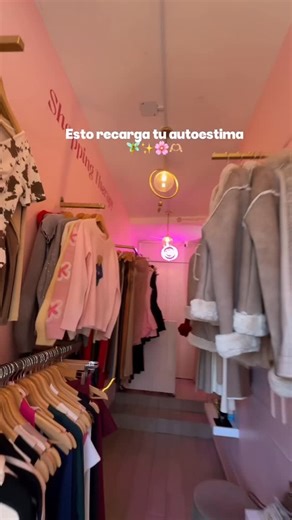 Boutique | Ropa en tendencia | Girly | Bolsas | Accesorios on Instagram: "Hay días que no necesitas cargar el celular, necesitas recargar tu amor propio 💕 y sí… aquí es el lugar 🛍️✨ #fyp #abundancia #autoestima #negocio #tiendaderopa"